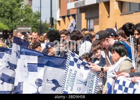 Edmonton, London, Großbritannien. Mai 2025. Nach ihrem Sieg im UEFA Europa League Finale gegen Manchester United in Bilbao ist eine Siegesparade für die Spieler von Spurs geplant, die mit den Fans von Edmonton Green bis zum Tottenham Hotspur Stadion des Vereins gefeiert wird. Fans des Teams treffen sich in den Bereichen rund um das Stadion und die Parade Stockfoto