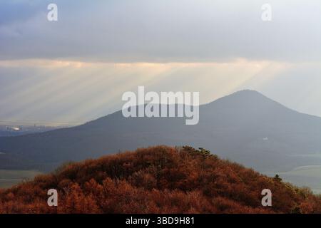 Dramatische Sonnenstrahlen durchdringen die Wolken über die rollenden tschechischen Hügel am Morgen Stockfoto