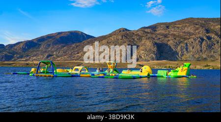 Der schwimmende Wasserpark Wibit im Gyro Beach Park am Ufer des Osoyoos Lake in Osoyoos im Süden des Okanagan Valley in British Columbia, Kanada Stockfoto