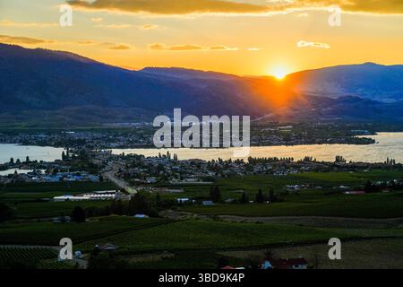 Aus der Vogelperspektive auf den Osoyoos Lake bei Sonnenuntergang im Süden des Okanagan Valley in British Columbia, Kanada Stockfoto