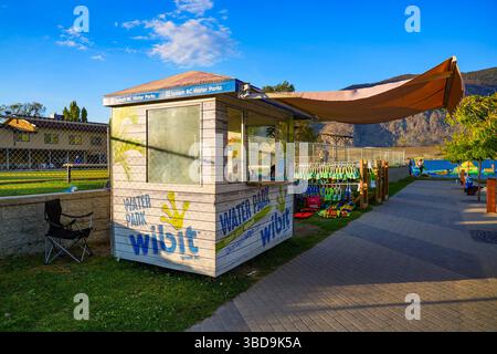 Wibit Wasserpark Kiosk im Gyro Beach Park am Ufer des Osoyoos Lake in Osoyoos im Süden des Okanagan Valley in British Columbia, Kanada Stockfoto