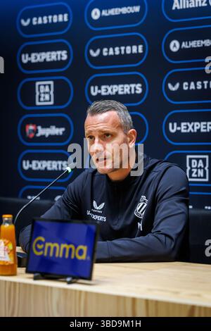 Brügge, Belgien. Mai 2025. Nicky Hayen, Cheftrainer des Clubs, wurde während einer Pressekonferenz des belgischen Fußballclubs Brugge KV am Freitag, den 23. Mai 2025, in Brügge über sein Spiel am Sonntag gegen den Royal Antwerp FC vorgestellt. BELGA FOTO KURT DESPLENTER Credit: Belga Nachrichtenagentur/Alamy Live News Stockfoto
