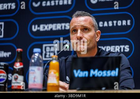 Brügge, Belgien. Mai 2025. Nicky Hayen, Cheftrainer des Clubs, wurde während einer Pressekonferenz des belgischen Fußballclubs Brugge KV am Freitag, den 23. Mai 2025, in Brügge über sein Spiel am Sonntag gegen den Royal Antwerp FC vorgestellt. BELGA FOTO KURT DESPLENTER Credit: Belga Nachrichtenagentur/Alamy Live News Stockfoto