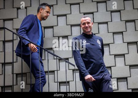 Brügge, Belgien. Mai 2025. Der Sprecher des Clubs Kirsten Willem und der Cheftrainer des Clubs Nicky Hayen wurden während einer Pressekonferenz des belgischen Fußballclubs Brugge KV am Freitag, den 23. Mai 2025 in Brügge über ihr Spiel am Sonntag gegen den Royal Antwerp FC vorgestellt. BELGA FOTO KURT DESPLENTER Credit: Belga Nachrichtenagentur/Alamy Live News Stockfoto