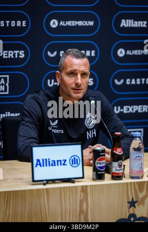 Brügge, Belgien. Mai 2025. Nicky Hayen, Cheftrainer des Clubs, wurde während einer Pressekonferenz des belgischen Fußballclubs Brugge KV am Freitag, den 23. Mai 2025, in Brügge über sein Spiel am Sonntag gegen den Royal Antwerp FC vorgestellt. BELGA FOTO KURT DESPLENTER Credit: Belga Nachrichtenagentur/Alamy Live News Stockfoto