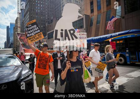 Aktivisten marschieren die Sixth Avenue in Chelsea in New York hinauf und protestieren gegen die Trump-Präsidentschaft und den Aufstieg des amerikanischen Faschismus am Samstag, den 17. Mai 2025 (© Richard B. Levine) Stockfoto