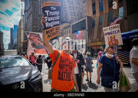 Aktivisten marschieren die Sixth Avenue in Chelsea in New York hinauf und protestieren gegen die Trump-Präsidentschaft und den Aufstieg des amerikanischen Faschismus am Samstag, den 17. Mai 2025 (© Richard B. Levine) Stockfoto