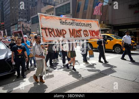 Aktivisten marschieren die Sixth Avenue in Chelsea in New York hinauf und protestieren gegen die Trump-Präsidentschaft und den Aufstieg des amerikanischen Faschismus am Samstag, den 17. Mai 2025 (© Richard B. Levine) Stockfoto