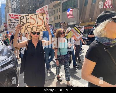 Aktivisten marschieren die Sixth Avenue in Chelsea in New York hinauf und protestieren gegen die Trump-Präsidentschaft und den Aufstieg des amerikanischen Faschismus am Samstag, den 17. Mai 2025 (© Frances M. Roberts) Stockfoto