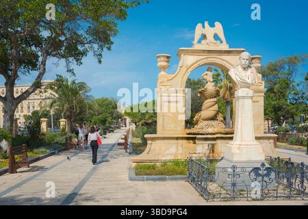Floriana Malta, im Sommer Blick auf die Mall, ein malerischer Pfad, der sich durch die Maglio Gärten im Stadtteil Floriana, Valletta, Malta, erstreckt Stockfoto