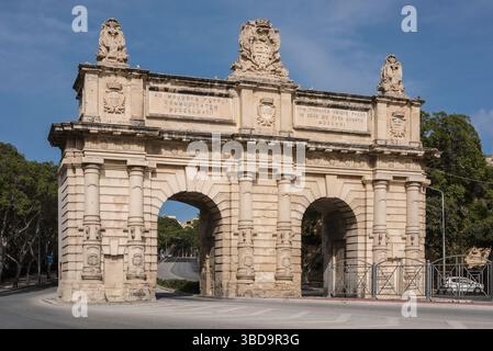Valletta Portes des Bombes, Blick auf das ursprüngliche Stadttor aus dem Jahr 1716, durch das der Verkehr noch immer in die Stadt Valletta, Malta, einfährt und verlässt Stockfoto