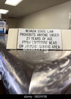 17. MAI 2025 - Reno, USA - Ein Schild in einem Nevada Casino, um vor Spielgesetzen unter Minderjährigen zu warnen. Stockfoto