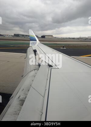 17. MAI 2025 - Los Angeles, CA, USA - Ein Blick aus einem Passagierflugzeug als ein anderes Flugzeug Taxi und startet von der Start- und Landebahn am LAX, LA Airport Stockfoto