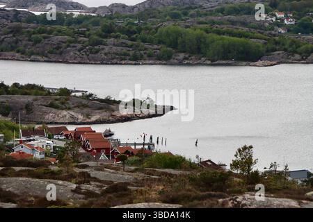 Blick auf die Inseln und das Meer von der Spitze des Vetteberget Berges über das Dorf Fjällbacka und den Hafen, Mai 2025 Stockfoto