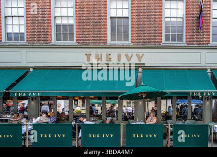 Die Ivy Chichester Brasserie liegt an der belebten East Street. Stockfoto