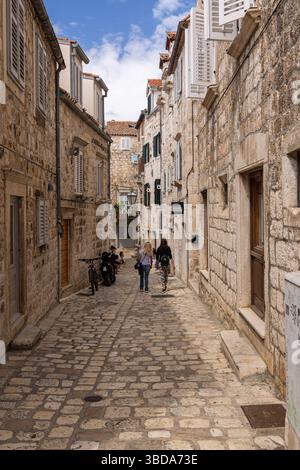 Malerische Gassen und Gassen im Zentrum der Altstadt von Hvar, Kroatien, Europa Stockfoto