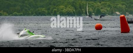 Panorama eines Wasserflugzeugs, das sich einigen Course-Bouys nähert, mit Vergnügungsbooten. Stockfoto