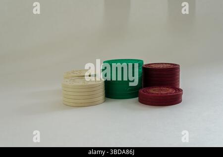 Fünf Stapel farbiger Poker-Chips auf weißem Hintergrund von vorne Stockfoto