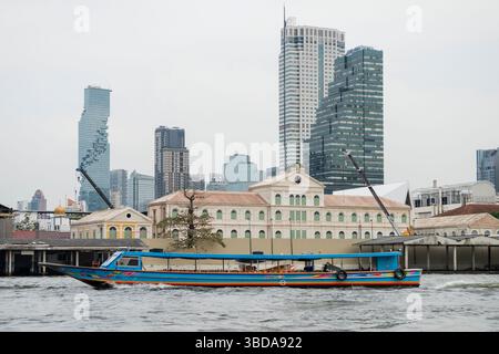 Altes Zollhaus am Chao Phraya Fluss in Bangkok in Thailand. Thailand, Bangkok, 13. Dezember 2024. Stockfoto