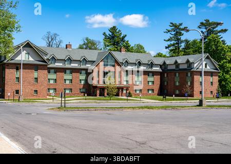 Potsdam, New York, USA - 14. Mai 2023 - Außenaufnahme Moore House Residenzhalle auf dem Campus der Clarkson University Stockfoto