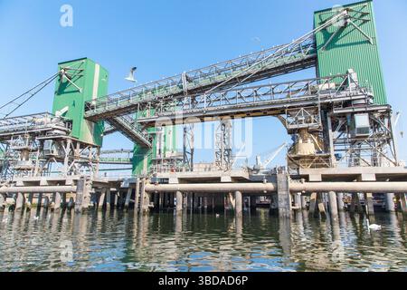 Ölraffinerie in den Vororten von Amsterdam. Stockfoto