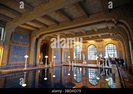San Simeon, Kalifornien, USA. November 2016. Touristen sehen den Roman Pool im Hearst Castle, ein gefliestes Hallenbad mit acht Statuen römischer Götter, Göttinnen und Helden. Der Pool scheint nach einem antiken römischen Bad wie den Caracalla-Bädern in Rom um 211-17 n. Chr. gestaltet zu sein. (Credit Image: © Jonathan Alcorn/ZUMA Press Wire) NUR REDAKTIONELLE VERWENDUNG! Nicht für kommerzielle ZWECKE! Stockfoto
