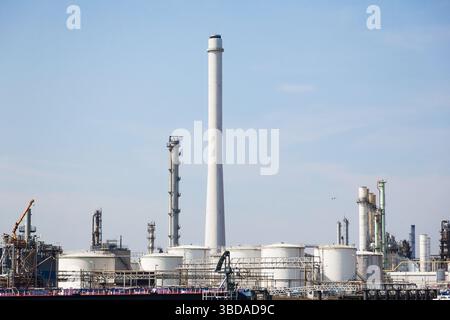 Ölraffinerie in Amsterdam. Tanks und Leitungen für die Lagerung und Verarbeitung von Öl. Niederländische Ölindustrie. Stockfoto