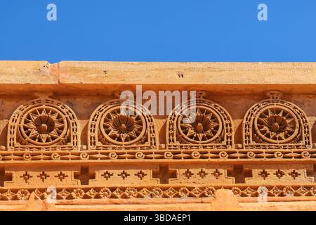 Traditionelle Geländermauer aus Sandstein an einem historischen Gebäude in Jaisalmer, Rajasthan Stockfoto