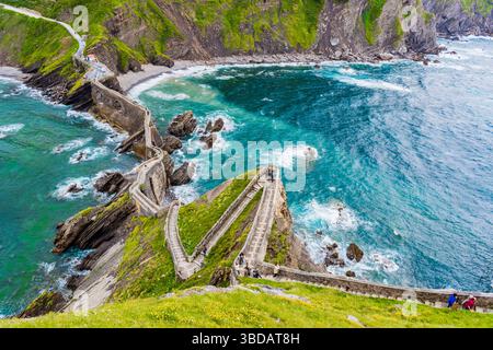 Blick auf die Steintreppe. Gaztelugatxe ist eine Insel an der Küste von Biskaya. Sie ist durch eine künstliche Brücke mit dem Festland verbunden. Auf der Spitze der Insel Stockfoto