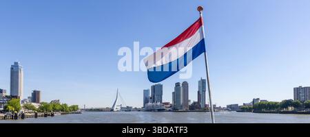 Panoramablick mit niederländischer Flagge vom Kreuzfahrtschiff der Erasmus-Brücke und der Halbinsel Kop van Zuid in Rotterdam, Niederlande Stockfoto