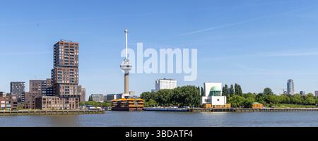 Panorama-Skyline mit berühmtem Euromast-Turm, schwimmendem chinesischem Restaurant und Maas-Tunnelgebäude in Rotterdam, Niederlande Stockfoto