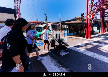 Nachbarn und Autos, die die Gondel der Vizcaya-Brücke in Richtung Norden verlassen. Las Arenas, Getxo, Greater Bilbao, Biskaya, Baskenland, Spanien, Europa Stockfoto