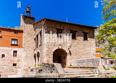 Hinter der Fassade des Rathauses aus dem 18. Jahrhundert und der Metzgerbrücke - Puente de Carnicerías. Pancorbo, Burgos, Castilla y Leon, Stockfoto