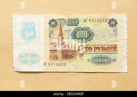 UdSSR-Vintage-Banknote 100 Rubel 1991 mit einem Porträt Lenins und dem Wappen auf handwerklichem Hintergrund, altes Geld Stockfoto