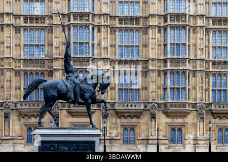 Richard Coeur de Lion ist eine denkmalgeschützte Reiterstatue des englischen Monarchen Richard I. aus dem 12. Jahrhundert, auch bekannt als Richard Löwenherz. Stockfoto