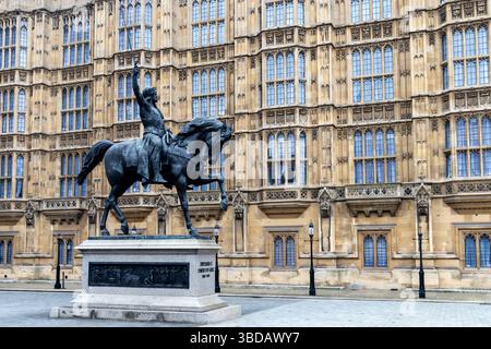 Richard Coeur de Lion ist eine denkmalgeschützte Reiterstatue des englischen Monarchen Richard I. aus dem 12. Jahrhundert, auch bekannt als Richard Löwenherz. Stockfoto