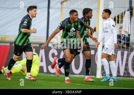 Brügge, Belgien. Mai 2025. Cercle Flavio Nazinho feiert nach einem Fußballspiel zwischen Cercle Brugge und Patro Eisden Maasmechelen am Freitag, den 23. Mai 2025, in Brügge, dem zweiten Leg der Abstiegs-Play-offs-Finals der belgischen Meisterschaft „Jupiler Pro League“ 2024-2025. Der Gewinner des Treffens qualifiziert sich für das Spiel in der ersten Division. BELGA FOTO KURT DESPLENTER Credit: Belga Nachrichtenagentur/Alamy Live News Stockfoto