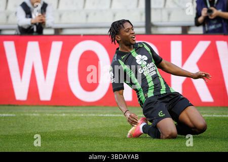 Brügge, Belgien. Mai 2025. Cercle Flavio Nazinho feiert nach einem Fußballspiel zwischen Cercle Brugge und Patro Eisden Maasmechelen am Freitag, den 23. Mai 2025, in Brügge, dem zweiten Leg der Abstiegs-Play-offs-Finals der belgischen Meisterschaft „Jupiler Pro League“ 2024-2025. Der Gewinner des Treffens qualifiziert sich für das Spiel in der ersten Division. BELGA FOTO KURT DESPLENTER Credit: Belga Nachrichtenagentur/Alamy Live News Stockfoto