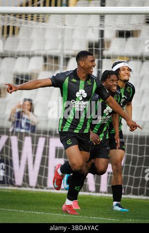 Brügge, Belgien. Mai 2025. Cercle Flavio Nazinho feiert nach einem Fußballspiel zwischen Cercle Brugge und Patro Eisden Maasmechelen am Freitag, den 23. Mai 2025, in Brügge, dem zweiten Leg der Abstiegs-Play-offs-Finals der belgischen Meisterschaft „Jupiler Pro League“ 2024-2025. Der Gewinner des Treffens qualifiziert sich für das Spiel in der ersten Division. BELGA FOTO KURT DESPLENTER Credit: Belga Nachrichtenagentur/Alamy Live News Stockfoto