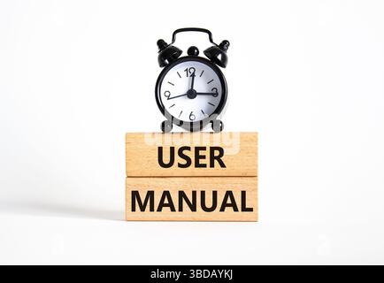 Symbol Benutzerhandbuch. Concept Words Benutzerhandbuch auf Holzblöcken. Schöner weißer Hintergrund mit Wecker. Konzept des Geschäfts- und Benutzerhandbuchs. Kopie sp Stockfoto