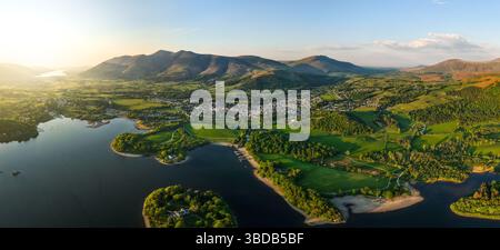 Wunderschöne Panorama-Landschaft von Derwent Wassersee und Skiddaw Berg in der Nähe der englischen Lake District Stadt Keswick bei Sonnenuntergang Stockfoto