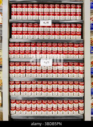 Reihen Campbell Suppendosen im Supermarkt Stockfoto