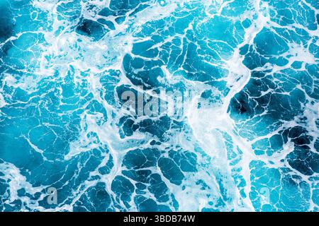 Abstrakte Fotos der Wasseroberfläche mit Formen und Formen entstehen durch bewegte Wellen und Schaum Stockfoto