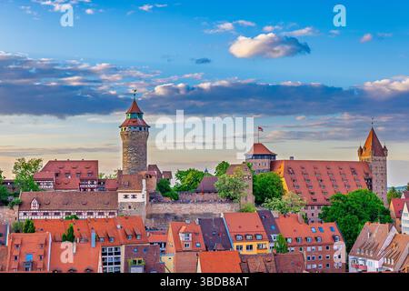 Stadtblick Nürnberg, 17.05.2025 Blick auf die Nürnberger Burg in Nürnberg, aufgenommen bei Tageslicht mit teils bewölktem Himmel. Im Vordergrund sind historische Fachwerkhäuser mit roten Dächern zu sehen, während sich im Hintergrund die Burganlage mit dem Sinwellturm und weitere markanten Gebäude der mittelalterlichen Festung erstreckt. Nürnberg Bayern Deutschland *** Stadtansicht Nürnberg, 17 05 2025 Ansicht Nürnberg Schloss in Nürnberg, bei Tageslicht mit teilweise bewölktem Himmel im Vordergrund sind historische Fachwerkhäuser mit roten Dächern zu sehen, während im Hintergrund das Schloss zusammenfällt Stockfoto