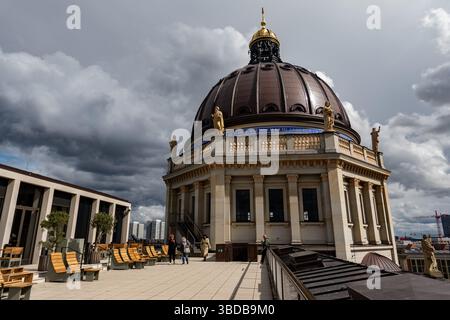 Berlin, Deutschland . Mai 2025. Die Kuppel des Humboldt-Forums ist am 23. Mai 2025 von seinem Dach in Berlin aus abgebildet. (Foto: Emmanuele Contini/NurPhoto) Credit: NurPhoto SRL/Alamy Live News Stockfoto