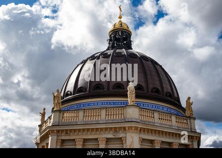 Berlin, Deutschland . Mai 2025. Die Kuppel des Humboldt-Forums ist am 23. Mai 2025 von seinem Dach in Berlin aus abgebildet. (Foto: Emmanuele Contini/NurPhoto) Credit: NurPhoto SRL/Alamy Live News Stockfoto