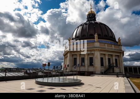 Berlin, Deutschland . Mai 2025. Die Kuppel des Humboldt-Forums ist am 23. Mai 2025 von seinem Dach in Berlin aus abgebildet. (Foto: Emmanuele Contini/NurPhoto) Credit: NurPhoto SRL/Alamy Live News Stockfoto