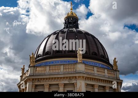 Berlin, Deutschland . Mai 2025. Die Kuppel des Humboldt-Forums ist am 23. Mai 2025 von seinem Dach in Berlin aus abgebildet. (Foto: Emmanuele Contini/NurPhoto) Credit: NurPhoto SRL/Alamy Live News Stockfoto