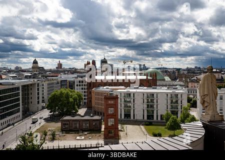 Berlin, Deutschland . Mai 2025. Das Stadtzentrum ist vom Dach des Humboldt-Forums in Berlin am 23. Mai 2025 aus zu sehen. (Foto: Emmanuele Contini/NurPhoto) Credit: NurPhoto SRL/Alamy Live News Stockfoto