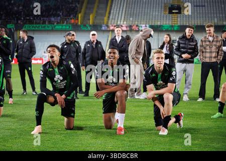Brügge, Belgien. Mai 2025. Die Spieler von Cercle feiern nach dem Sieg eines Fußballspiels zwischen Cercle Brugge und Patro Eisden Maasmechelen am Freitag, den 23. Mai 2025 in Brügge, das zweite Leg des Abstiegs Play-offs Finals der belgischen Meisterschaft „Jupiler Pro League“ 2024-2025. Der Gewinner des Treffens qualifiziert sich für das Spiel in der ersten Division. BELGA FOTO KURT DESPLENTER Credit: Belga Nachrichtenagentur/Alamy Live News Stockfoto